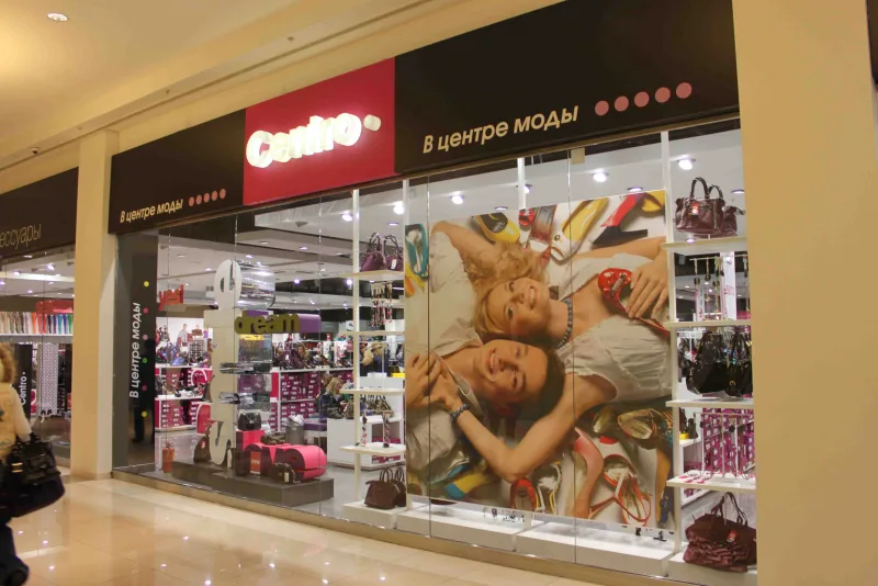 Буквы «Centro» (магазин одежды) с подсветкой лица и борта на световом композитном коробе