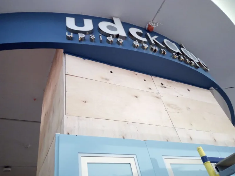 Вывеска-фриз «UDC» — буквы из нержавеющей стали, полированное золото