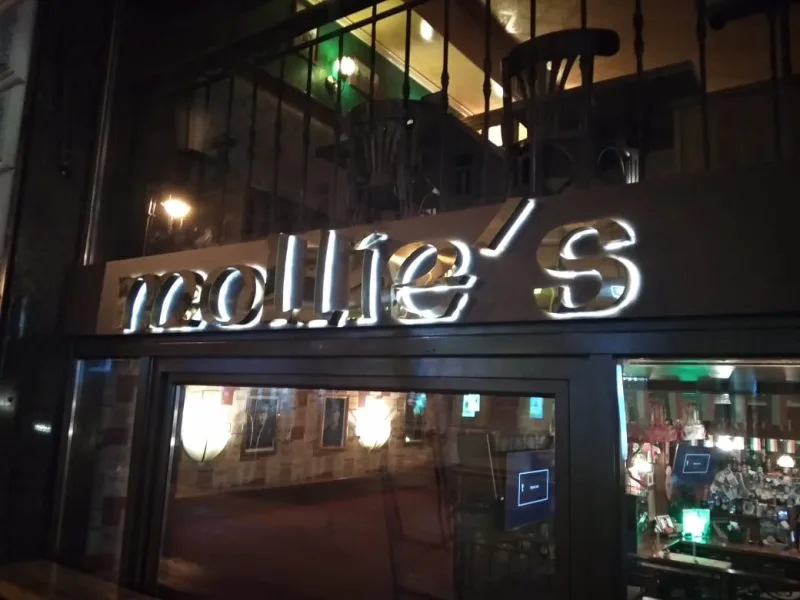 Буквы «MOLLIE'S» с контражурной подсветкой