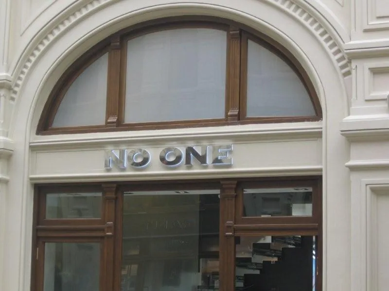 Объёмные буквы «NO ONE» из нержавеющей стали с контражурной подсветкой