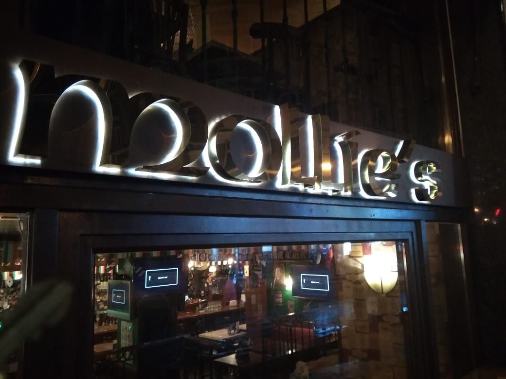 Портфолио | Примеры работ | Фотографии наружной рекламы - ресторан MOLLIE'S